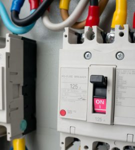 Zoom sur deux disjoncteurs installés dans le tableau électrique