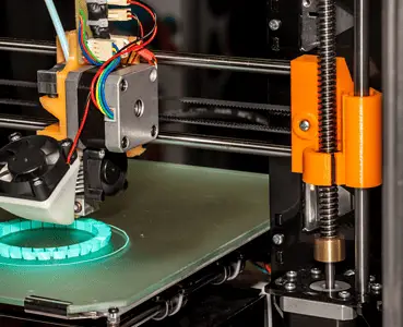 Zoom sur une imprimante 3D en marche