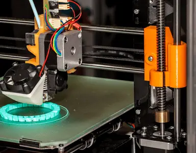 Zoom sur une imprimante 3D en marche