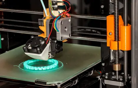 Zoom sur une imprimante 3D en marche