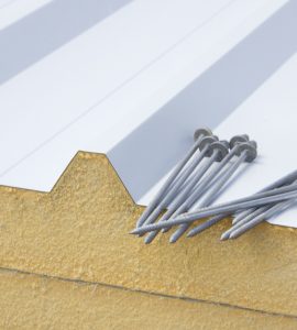 Zoom sur des panneaux sandwichs d'isolation et des clous