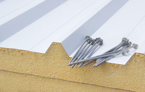 Zoom sur des panneaux sandwichs d'isolation et des clous