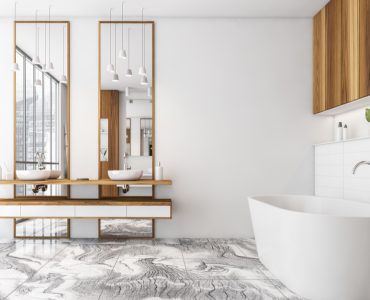 Salle de bain moderne avec des meubles en bois et une baignoire blanche sur le sol en marbre
