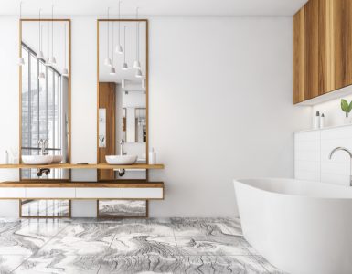 Salle de bain moderne avec des meubles en bois et une baignoire blanche sur le sol en marbre