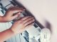 Un enfant se chauffe les mains sur le radiateur de la maison