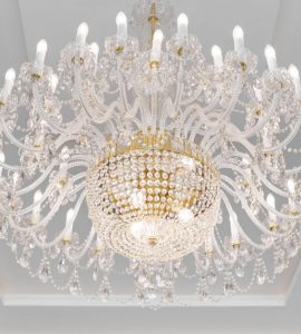 Une lustre de couleur blanc et or suspendue au plafond