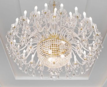 Une lustre de couleur blanc et or suspendue au plafond