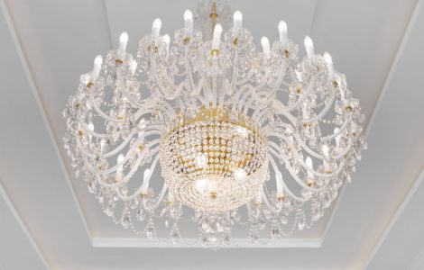 Une lustre de couleur blanc et or suspendue au plafond