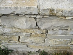 Un mur d'habillage en fausse pierre