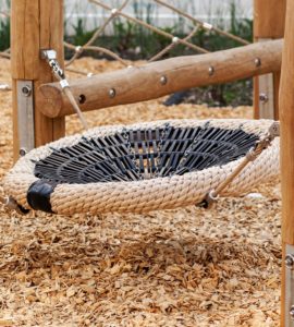 Aire de jeu en bois de Robinia avec des sciures de bois sur le sol