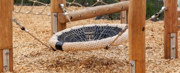 Aire de jeu en bois de Robinia avec des sciures de bois sur le sol