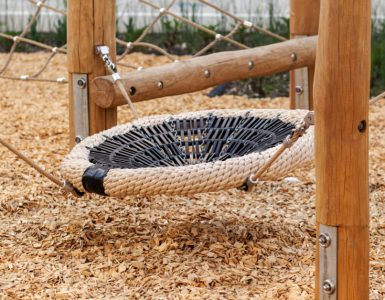 Aire de jeu en bois de Robinia avec des sciures de bois sur le sol