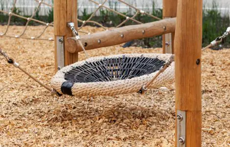 Aire de jeu en bois de Robinia avec des sciures de bois sur le sol