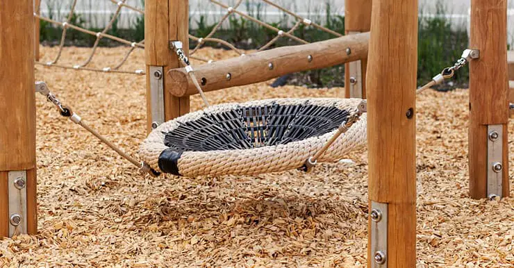 Aire de jeu en bois de Robinia avec des sciures de bois sur le sol