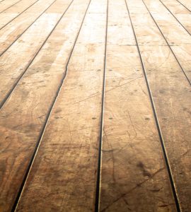 Un vieux plancher en bois