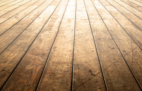 Un vieux plancher en bois