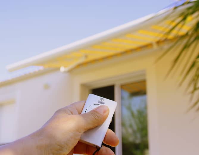 Store banne manuel ou électrique : lequel choisir ? Comment ? / iStock.com Patryssia