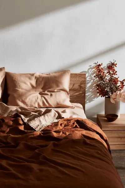 Un bouquet de fleurs punchy dans la chambre à coucher