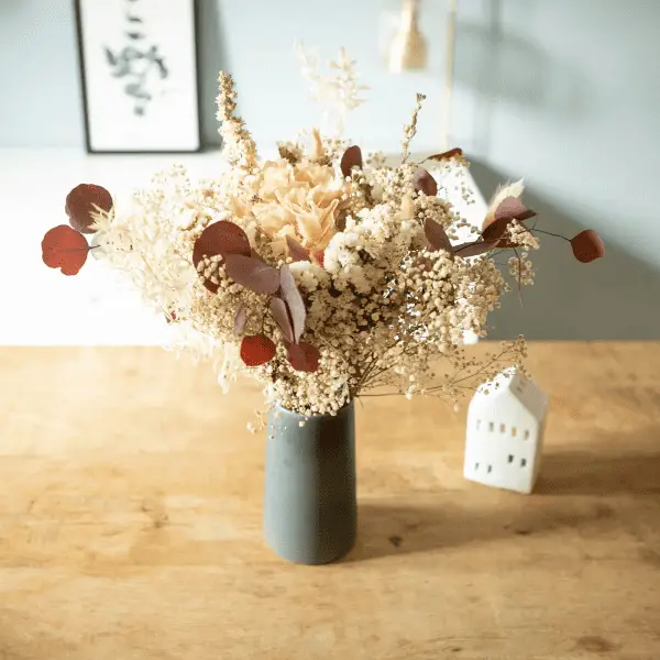 Un bouquet de fleurs séchées lumineux