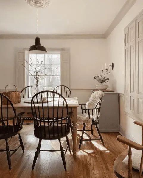 Des chaises au design aéré pour laisser passer la lumière