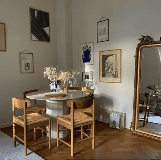 Un miroir pour apporter plus de lumière dans le coin repas