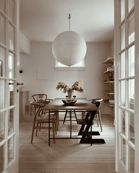 Du mobilier en bois minimalistes, mais lumineux pour éclairer une salle à manger trop sombre