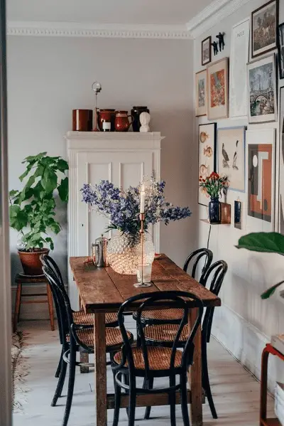 Des plantes vertes et des fleurs pour égayer un coin salle à manger dans la pénombre