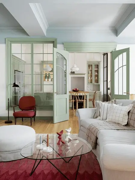 Un appartement aux murs blancs rehaussé avec une peinture vert pastel