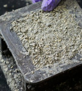 Béton de chanvre moulé dans un moule à cube