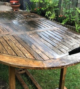 Nettoyage d'une table en bois par jet d'eau