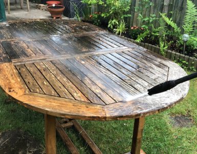 Nettoyage d'une table en bois par jet d'eau