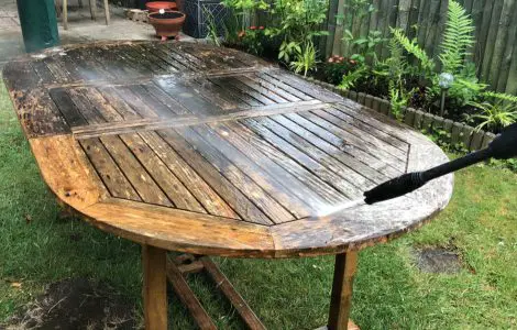 Nettoyage d'une table en bois par jet d'eau