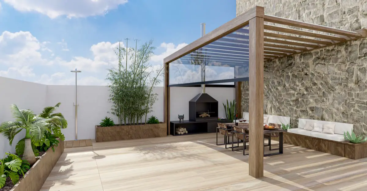 Terrasse en bois avec pergola, chaises et barbecue