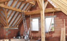 Vue intérieure d'une charpente en bois dans une maison en construction