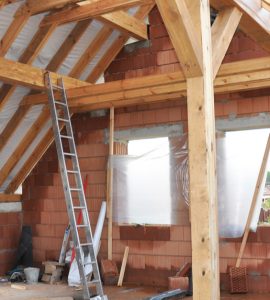 Vue intérieure d'une charpente en bois dans une maison en construction