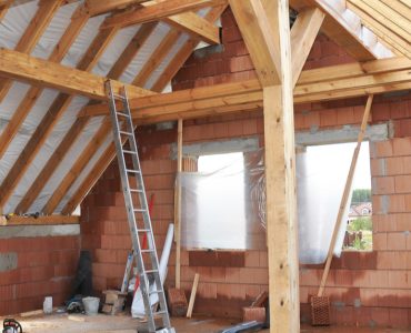 Vue intérieure d'une charpente en bois dans une maison en construction