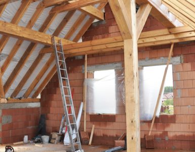 Vue intérieure d'une charpente en bois dans une maison en construction