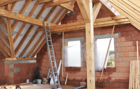 Vue intérieure d'une charpente en bois dans une maison en construction