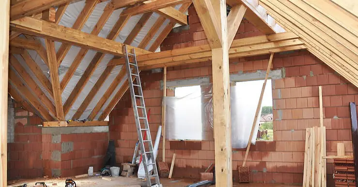 Vue intérieure d'une charpente en bois dans une maison en construction