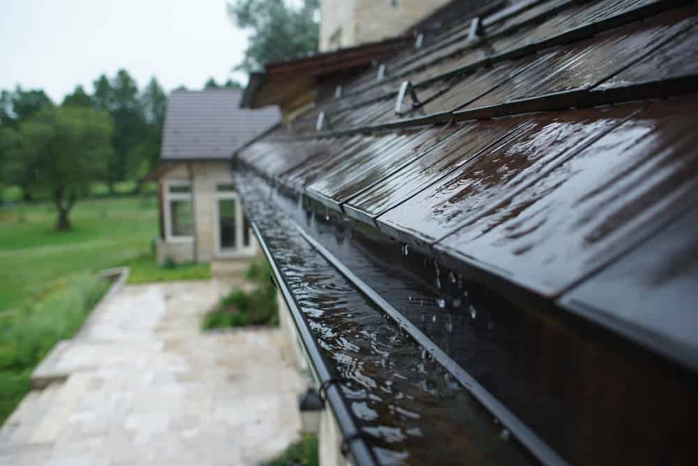En connaissant la pluviométrie moyenne de votre lieu d'habitation ainsi que la surface de votre toit vous serez en mesure de savoir assez précisément combien de litres vous pourrez récupérer