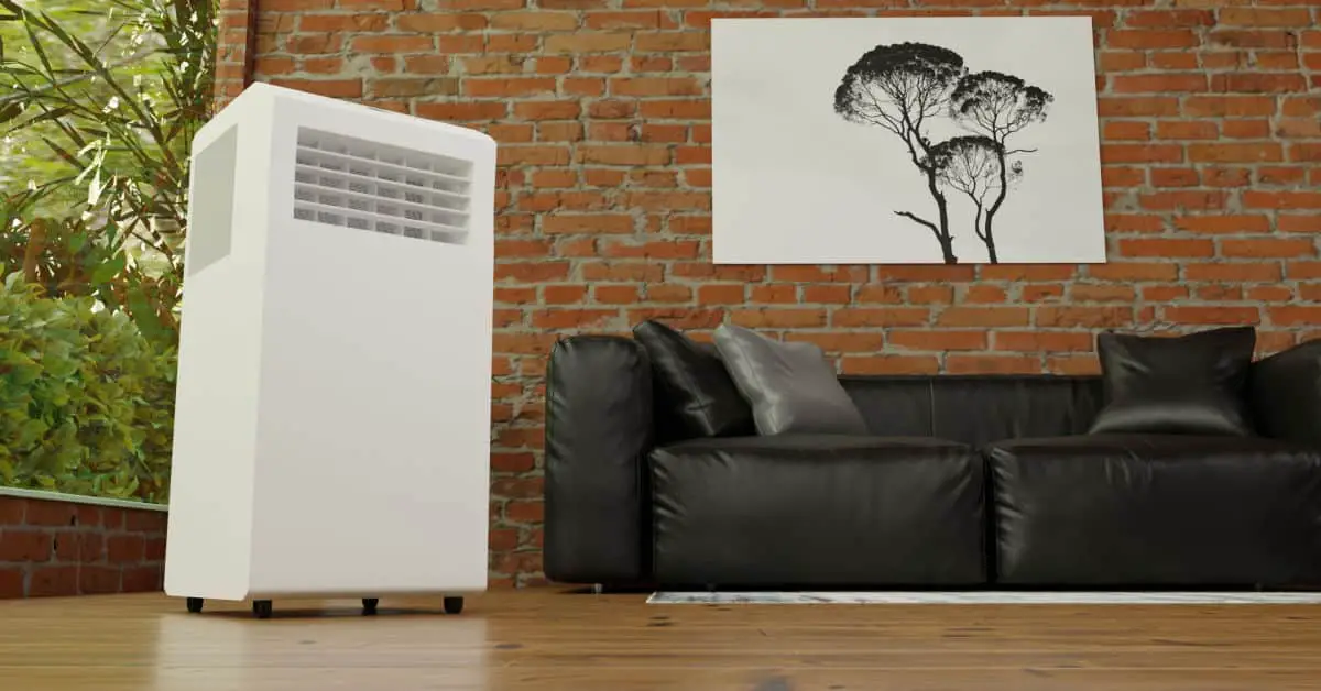 Un climatiseur mobile posé près d'un canapé en cuir noir