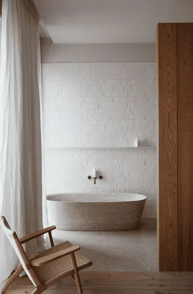 Une baignoire îlot dans une salle de bain minimaliste