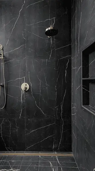Une douche moderne conçue avec du carrelage noir mural effet marbre