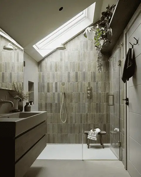 Une douche à l'italienne parée de zellige vert