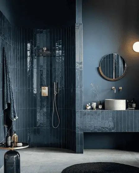 Une salle de bain aux murs en zellige bleu foncé