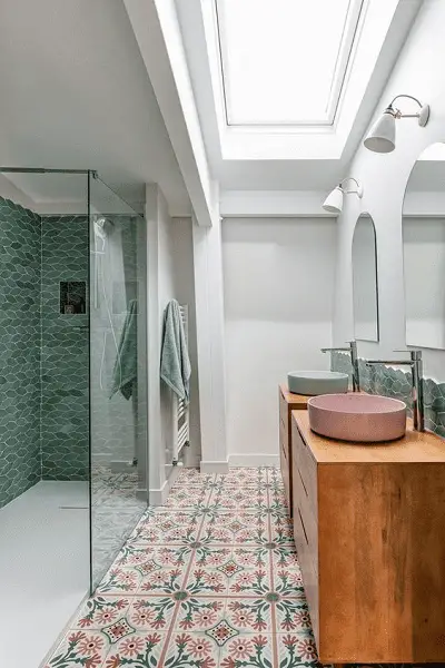 Une salle de bain pastel avec les vasques assorties