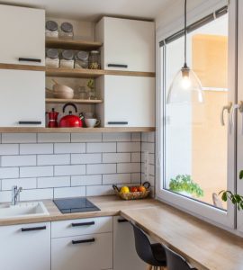 Petite cuisine avec une fenêtre vitrée