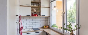 Petite cuisine avec une fenêtre vitrée