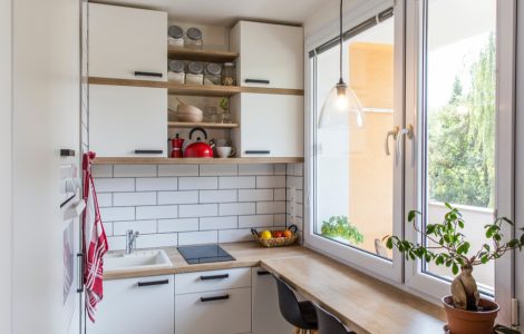 Petite cuisine avec une fenêtre vitrée