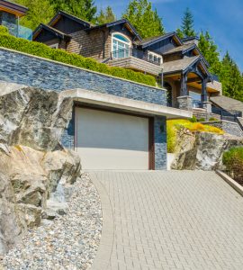 Une allée en pente menant au garage d'une maison en hauteur